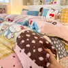 Fresco y Acogedor de Invierno Juego de Cuatro Piezas de Ropa de Cama Gruesa Cálida de Leche Polar Juego de Tres Piezas Estilo Funda de Edredón Sábana Bajera de Coral