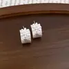 Brincos de Metal em Forma de C com Flor de Agulha Prateada Minimalistas Europeus e Americanos, Brincos Simples Vintage com um Toque de Luxo Leve e de Alta Qualidade, Brincos de Designer