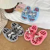 Pantuflas de algodón con lazo de encaje para mujer, cálidas y antideslizantes para uso en casa, nuevo diseño a cuadros otoño e invierno 2026, pantuflas esponjosas de moda