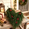 Agujas de pino artificiales de Navidad, guirnalda de pino Norfolk verde oscuro con bayas rojas, decoración de pared colgante para decoración navideña del hogar