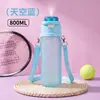 Taza de agua divertida al por mayor para niños, taza de agua con rociador, taza de agua divertida con aroma para deportes al aire libre de gran capacidad con pajita