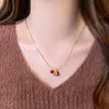 Acero de Titanio Ágata Roja con Cuentas Colgante de Granada con Goteo de Aceite Collar para Mujer Cadena de Suéter de Lujo Accesible Retro Accesorios de Diseño de Nicho