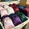 Fabricante de Bolsa de Satén de Seda con Cordón Personalización Colgante Encanto Llavero Almacenamiento Bolsa de Tela con Cordón Puede Imprimir Logo