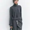 A ONU recomenda altamente esta coleção outono/inverno: o suéter base de lã merino Biella com gola alta, ligeiramente oversized, para mulheres