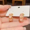 Pendientes de Aro con Forma de C, Flor Tachonada de Diamantes, Estilo Coreano y Japonés, Frescos y Elegantes, para Mujer, Diseño Único, Simple, Versátil, Venta al por Mayor