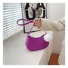 Bolsa Feminina Tendência Casual de Comércio Exterior com Bola de Pelo 2025 Nova Retrô Bolsa Transversal Elegante Fashionável Bolsa de Ombro Axila Bolsa