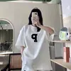 Moda coreana de nicho súper elegante 2025: conjunto de dos piezas con top sencillo y sofisticado combinado con shorts holgados..