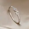 Pulsera Redonda Entrelazada Hueca Transfronteriza Europea y Americana, Pulsera de Declaración Moderna y Única, Joyería de Lujo Ligero de Gama Alta para Mujeres