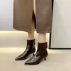 Botas Femininas Curtas Bico Fino Chegada Nova Outono 2026 Botas de Nicho Emagrecedoras para Usar com Saias Estilo Coreano Elegante Salto Fino Salto Médio Botas da Moda