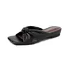 Sandálias Elegantes de Salto Baixo, Cor Nude, Estilo Francês, Minimalistas, Casuais, com Tiras Torcidas para o Verão de 2026, Adequadas para Combinar com Vestidos, Sandálias Abertas no Dedo, Estilo Coreano