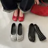 Sapatos femininos de camurça com bico quadrado, corte baixo e que aumentam a altura, com bolinhas e rebites, sapatos baixos prateados, sapatinhos vermelhos