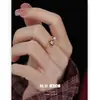 Anillo de Flor de Perla con Esmalte Rojo Goteante Moda para Mujer Versátil Índice de Mano de Gama Alta Anillo Super Hada Lujo Accesible Exquisito Anillo