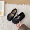 Sapatos Mary Jane infantis de couro doce com pérolas, anti-chute, nova coleção primavera/outono 2026, sapatilhas de bico fino com sola macia, sapatos de princesa