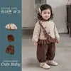 Conjunto de niña estilo retro, abrigo de algodón floral para bebé, chaqueta cálida, pantalones casuales elegantes, conjunto de tres piezas, ropa de invierno para niños