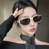 Gafas de sol de alta gama, modernas, para primavera-verano 2026, con protección UV, montura blanca, estilo ojo de gato, para mujer, retro, curvadas, para la playa