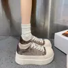 Zapatos Casuales de Suela Gruesa Nuevos para Mujer de Caña Baja Primavera/Otoño Falda Aumentadores de Altura Personas Bajas Versátiles 2026 Zapatos de Plataforma Modernos