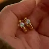 Pendientes Pequeños de Perlas Doradas para Mujer, Pendientes Minimalistas y Exquisitos con un Temperamento Refinado, Tachuelas de Bola Dorada