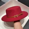 Chapéu de Aba Reta Estilo Britânico para Mulheres Outono e Inverno Lã Aba Curta Fivela de Cinto Versátil Chapéu Jazz Moda Europeia e Americana Versátil Retrô