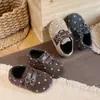 2026 Nuevos Zapatos Birkenstock de Forro Polar con Puntos para Niñas Zapatos de Algodón Cálidos de Invierno con Hebilla de Cuero Mary Jane Zapatos de Piel con Pelo