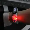 Pulsera LED luminosa y colorida con forma de muñeca de dibujos animados, ideal para estudiantes de primaria (modelo 2025). Reloj electrónico luminoso e impermeable.