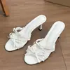 Chinelos para Mulheres para Usar no Verão, Novo Estilo 2026, Estilo Gentil Francês, Borda de Renda com Laço, Saltos Finos, Sandálias Deslumbrantes