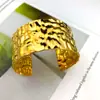 Europa y Estados Unidos INS nueva flor de alta gama 18K pulsera versión ancha personalidad exagerada pulsera de hoja de acero inoxidable joyería mujeres