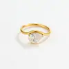 Anillo de Acero Inoxidable Ins de Alta Gama Estilo Europeo y Americano con Zirconia en Forma de Gota de Agua, Anillo Apilable de Oro de 18K con Incrustaciones de Diamantes Redondos de Lujo Ligero
