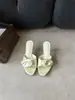 Primeiro Encontro com as Sandálias Slip-On Florais de Cetim Estilo Fada Francesa para Mulheres, Novo Modelo Verão 2026, Salto Fino Elegante, Design Sexy de Bico Aberto