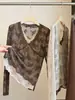 Nuevo top de encaje de manga larga con cuello en V estilo francés para mujer, puro y elegante, adelgazante y perfecto como capa interior para principios de otoño.