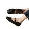 Sapatos rasos quadrados retrô estilo francês para mulheres, novo modelo outono 2026, fivela de metal floral dourada, sapatos casuais baixos de peça única para mulheres