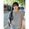 Fabricante Direto Polo Preto Estilo Americano com Gola Alta para Homens, Camiseta Listrada de Verão com Gola Henley, Estilo de Manga Curta Fresco de Alta Qualidade