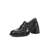 Dois estilos de mocassins da moda, adequados para o trabalho, com forro de pele de carneiro e forro de fleece para o inverno de 2026, apresentando saltos grossos, biqueiras redondas e um design de corte profundo, feitos de couro genuíno, para mulheres