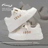 Zapatillas Universales Invisibles para Aumentar la Altura Zhq-Hy1015 Verano Retro Nicho Zapatos de Hombre Blancos con Suela Gruesa para Aumentar la Altura para Hombres