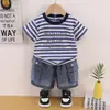 Conjunto para Meninos Verão 2026 Novo Bebê Verão Listrado Carta Roupas Infantis Roupas de Bebê para o Verão Criança Pequena Tendência
