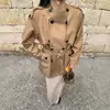O popular trench coat cáqui deste ano para mulheres, novo casaco curto estilo britânico de 2026 para primavera e outono, acinturado para mulheres baixinhas