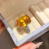 Anel quadrado aberto em zircônia cúbica estilo francês, design vintage estilo corte, adequado para o dedo indicador, uma joia luxuosa e de alta qualidade com uma estética única e discreta