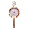 Nuevo reloj pulsera de mariposa perlada y nácar transfronterizo para mujer, joyería de lujo ligero de nicho de alta gama de estilo abierto al por mayor