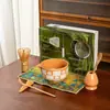 Juego de Té Matcha Japonés Set de 7 Piezas Tazón de Matcha de Cerámica Verde con Pico Caja de Color 100 Piezas de Cuadros Flores de Cerezo