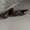 Sapatos Mary Jane Versáteis com Tira Cruzada Femininos 2026 Outono/Inverno Novos de Pele de Ovelha Confortáveis Salto Médio Simples Sapatos de Salto Alto