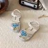 Sandálias Femininas 2026 Verão Novo Estilo Sandálias de Princesa Fada com Strass e Pérolas Sapatos Planos Leves e Respiráveis