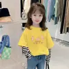 Blusas Infantis com Listras, Novo Estilo Duas Peças, Camiseta Infantil Manga Longa 100% Algodão, Moda Cartoon para Bebês Meninas Primavera e Outono
