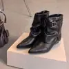 Botas negras de moda tendencia tacón de bloque nuevo elegante 2026 punta fina temperamento estilo coreano cómodas versátiles botas cortas de otoño e invierno