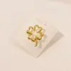 Broche simples de grama da sorte novo para mulheres, corsage de trevo de quatro folhas, distintivo INS, acessórios de pino da moda para homens, anti-exposição