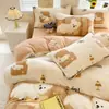 Juego de ropa de cama de cuatro piezas de terciopelo de leche, cálido para invierno, nuevo estilo 2026, temática de dibujos animados, diseño juguetón, incluye sábana bajera y funda de edredón, más un juego de tres piezas con forro adicional de felpa
