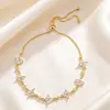 Pulsera de Trébol de Cuatro Hojas con Tachuelas de Diamante para Mujer, Lujo Ligero con Diseño de Flor de Circonita, Joyería de Diseño de Nicho Elegante de Gama Alta al por Mayor