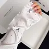 Pijama Feminino de Seda Gelo com Laço de Bolinhas Outono Novo Estilo Gola com Renda Conjunto de Roupa para Casa de Seda Gelo Neve
