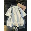 Camisa polo listrada de manga curta estilo retrô americano para homens, nova camiseta desconstruída de manga meia-manga resistente para o verão de 2026