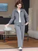 Conjunto deportivo para mujeres de mediana edad y mayores, nuevo estilo primavera y otoño 2026, chaqueta de otoño para mamá, conjunto casual de dos piezas con top rejuvenecedor