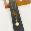 "Serie de Alto Lujo" Moderna Cadena Cruzada de Acero Inoxidable Chapado en Oro de 18 Quilates con Elementos de Flor de la Suerte de Trébol de Cuatro Hojas