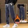 Calças de veludo cotelê transfronteiriças, novos estilos outono/inverno para homens, modernas e estilosas, forradas com fleece, calças jogger versáteis com punhos elásticos